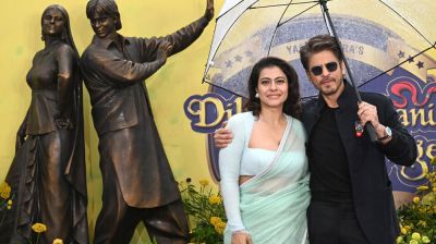 লন্ডনে শাহরুখ-কাজলের ভাস্কর্য নিয়ে আপ্লুত ভক্তরা