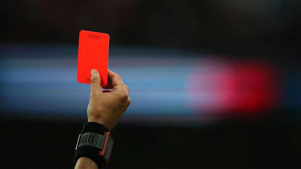 খেলা শুরুর আগেই দেখতে হলো লাল কার্ড