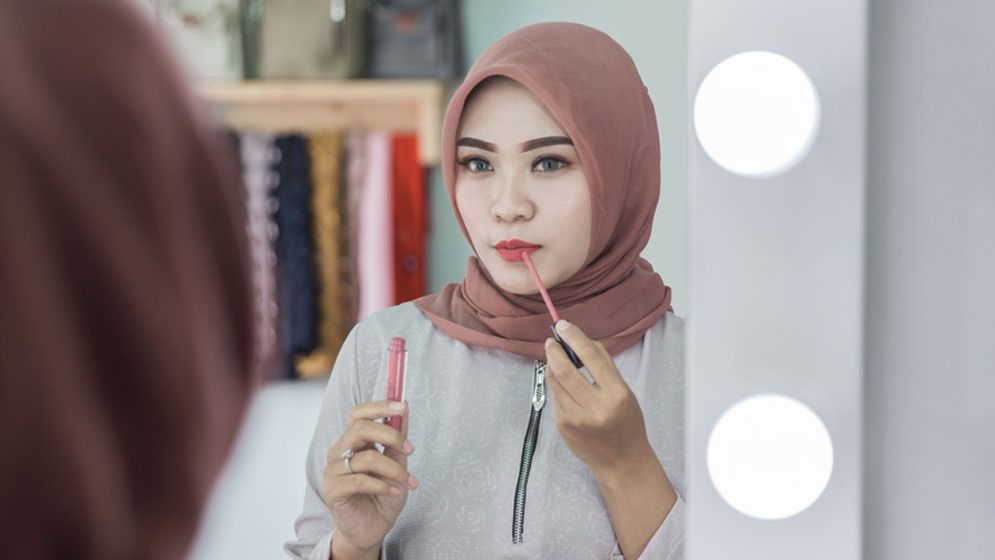 ঠোঁটে লিপস্টিক থাকা অবস্থায় ওজু শুদ্ধ হবে?