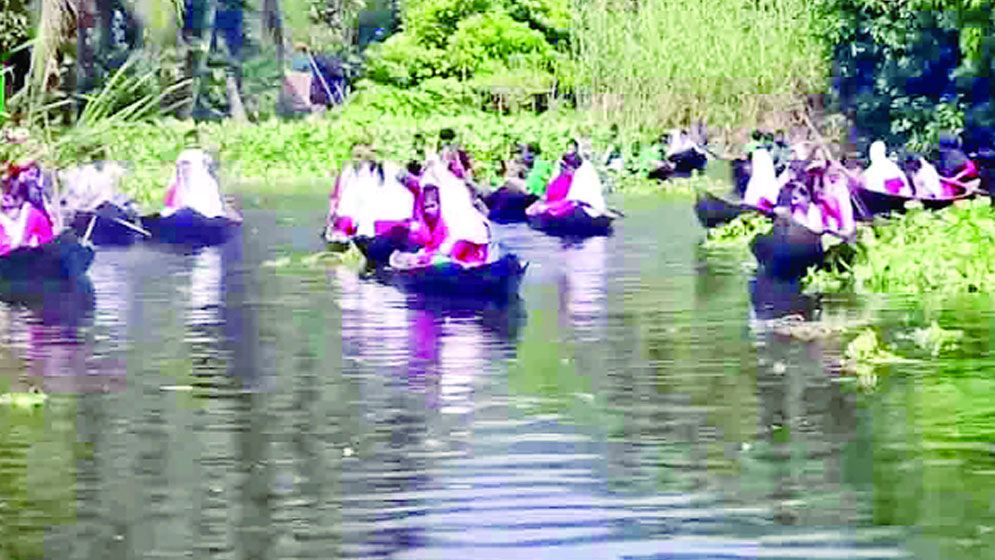 বারো মাসই নৌকায় চড়ে স্কুলে যায় শিক্ষার্থীরা