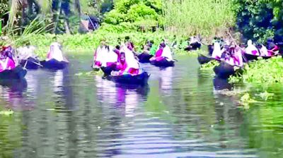 বারো মাসই নৌকায় চড়ে স্কুলে যায় শিক্ষার্থীরা