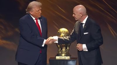 ফিফা শান্তি পুরস্কার জিতে ছুঁয়েও দেখলেন না ট্রাম্প