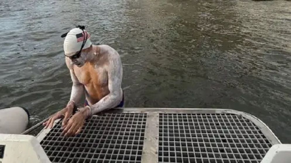 হাতকড়া পরে ২৯ মাইল সাঁতরে বিশ্বরেকর্ড!