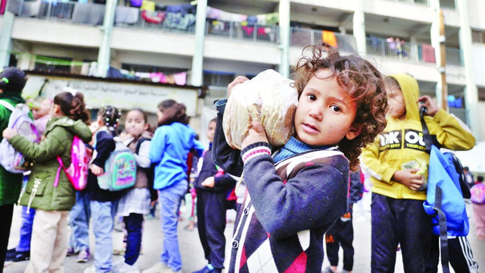 পেটের দায়ে পথে পথে গাজার শিশুরা