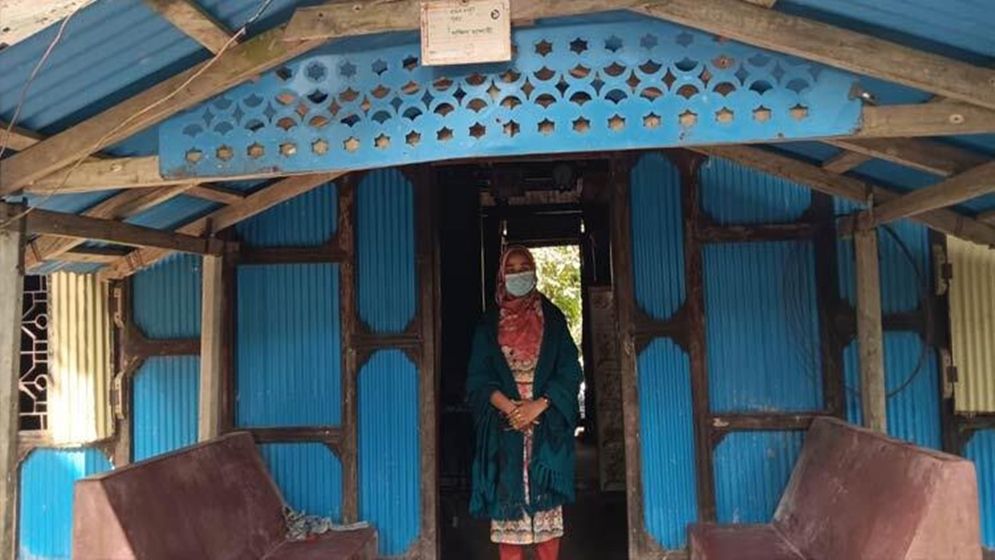 স্ত্রীর স্বীকৃতির দাবিতে প্রবাসীর বাড়িতে এক সন্তান জননীর অবস্থান