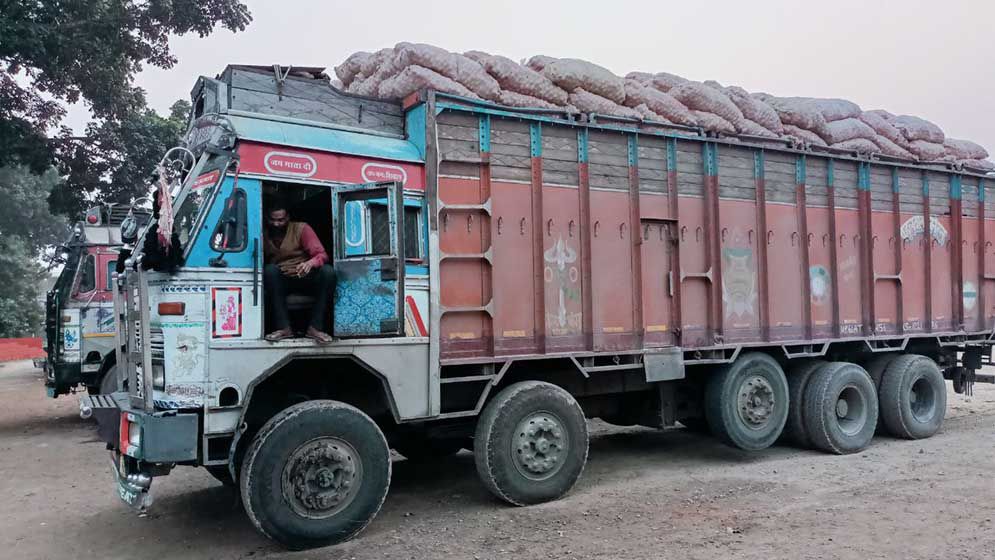 হিলি দিয়ে পেঁয়াজ আমদানি, কেজিতে ২০ টাকা কমেছে দাম