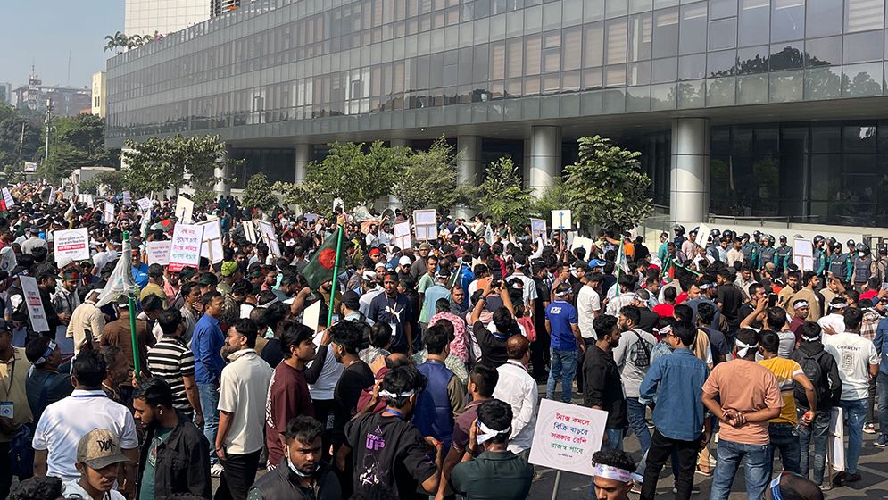 আগারগাঁওয়ে মোবাইল ব্যবসায়ীদের সড়ক অবরোধ