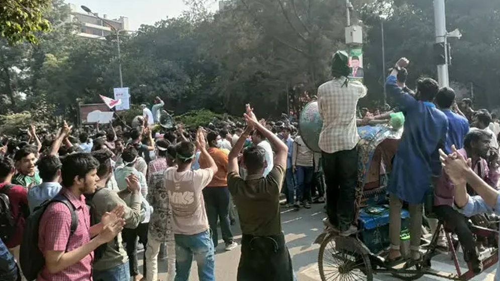 শিক্ষাভবন মোড় অবরোধ ৭ কলেজ শিক্ষার্থীদের