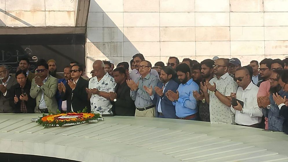 জিয়াউর রহমানের সমাধিতে ড্যাব নেতাদের শ্রদ্ধা, খালেদা জিয়ার জন্য দোয়া