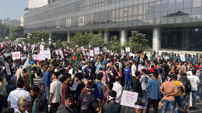 আগারগাঁওয়ে মোবাইল ব্যবসায়ীদের সড়ক অবরোধ