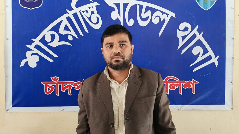 ছাত্রীর যে অভিযোগে শিক্ষক আটক