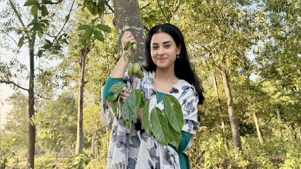 জলপাই বাগানে প্রকৃতির সজীবতায় বুবলী