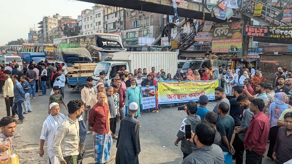 ঢাকা-চট্টগ্রাম মহাসড়ক অবরোধ: যানজটে যাত্রীদের ভোগান্তি
