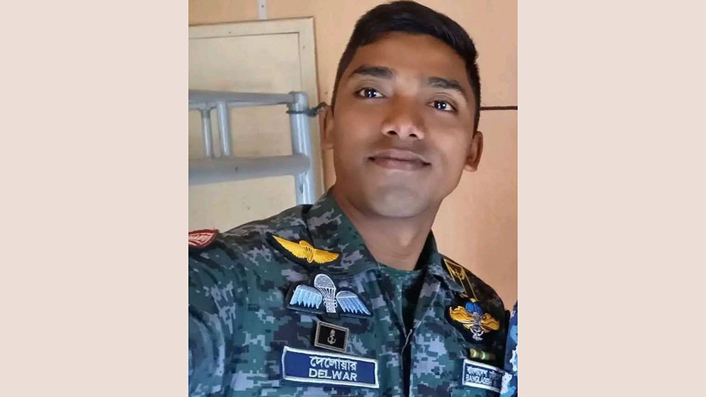 মহাসড়কে পড়ে ছিল নৌবাহিনী সদস্যের মরদেহ