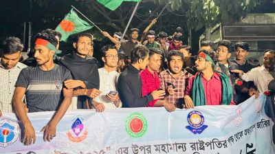 রাতেও শিক্ষা ভবনের সামনে ৭ কলেজের শিক্ষার্থীদের অবস্থান