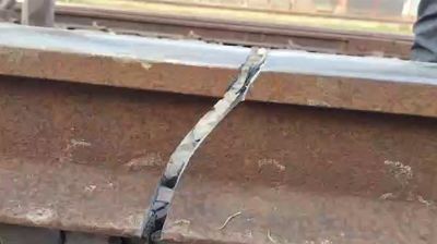 ঠাণ্ডায় রেললাইনে ফাটল!