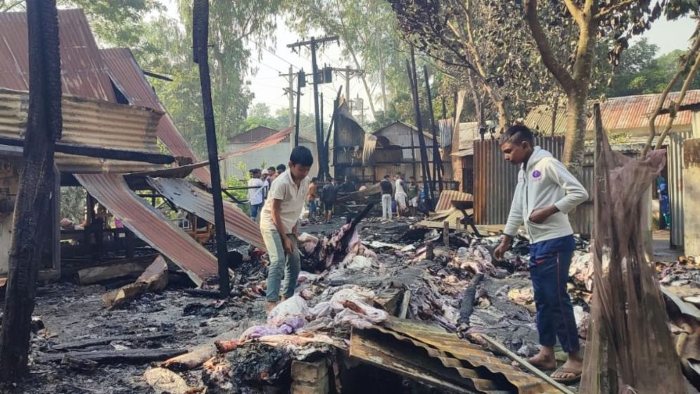 এনায়েতপুরে শাড়ি প্রিন্ট কারখানা পুড়ে ছাই