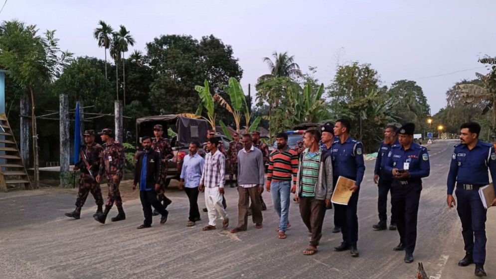 ১৩ মাস কারাবাসের পর দেশে ফিরলেন ৬ জেলে