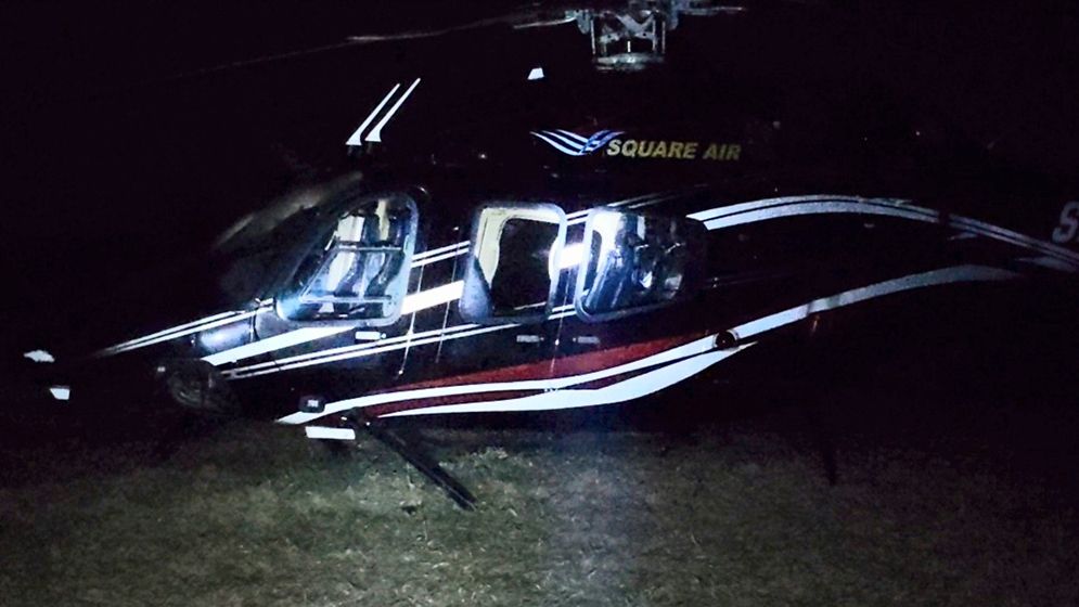 ফসলের মাঠে হেলিকপ্টারের জরুরি অবতরণ