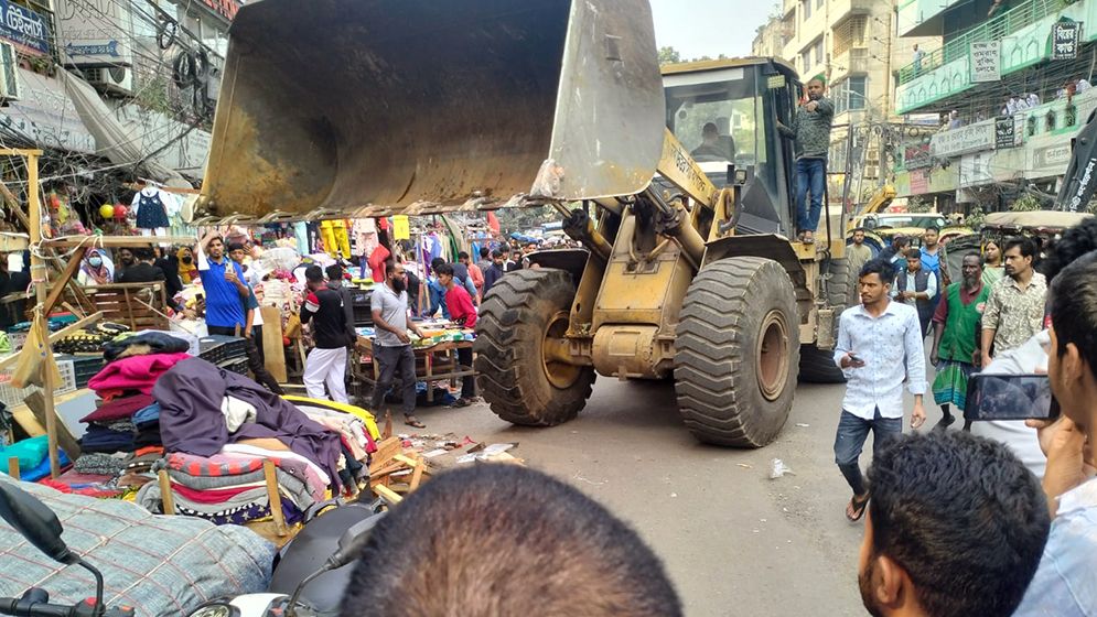 মিরপুরে উচ্ছেদ অভিযানে বাধা, ম্যাজিস্ট্রেটের গাড়ি ভাঙচুর