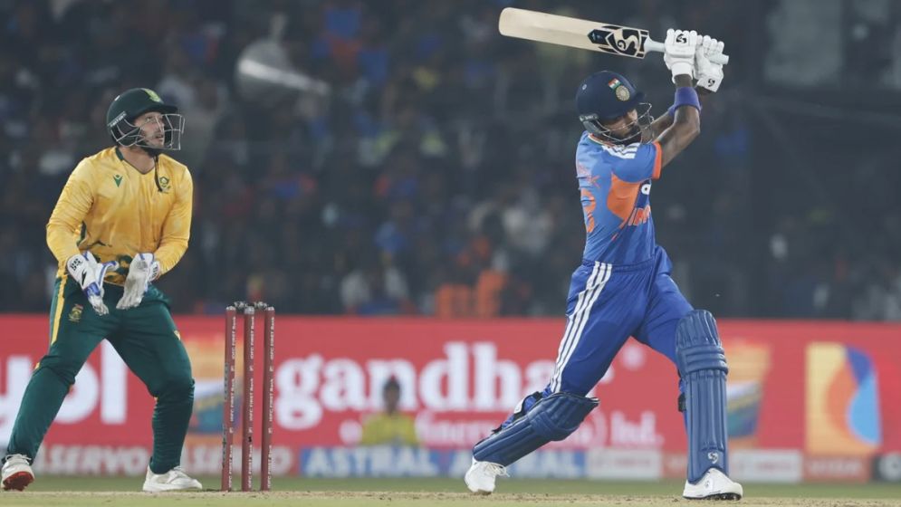 পান্ডিয়ার ব্যাটিং তাণ্ডবে ভারতের চ্যালেঞ্জিং স্কোর