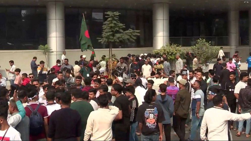 বিটিআরসির ভেতরে বৈঠক, বাইরে মোবাইল ব্যবসায়ীদের অবস্থান