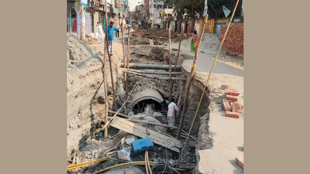 গেন্ডারিয়ায় দুই মাসের খোঁড়াখুঁড়ি, দুর্ভোগে অচল জনজীবন