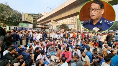 এবার আইজিপিকে অপসারণের দাবিতে শাহবাগ অবরোধ