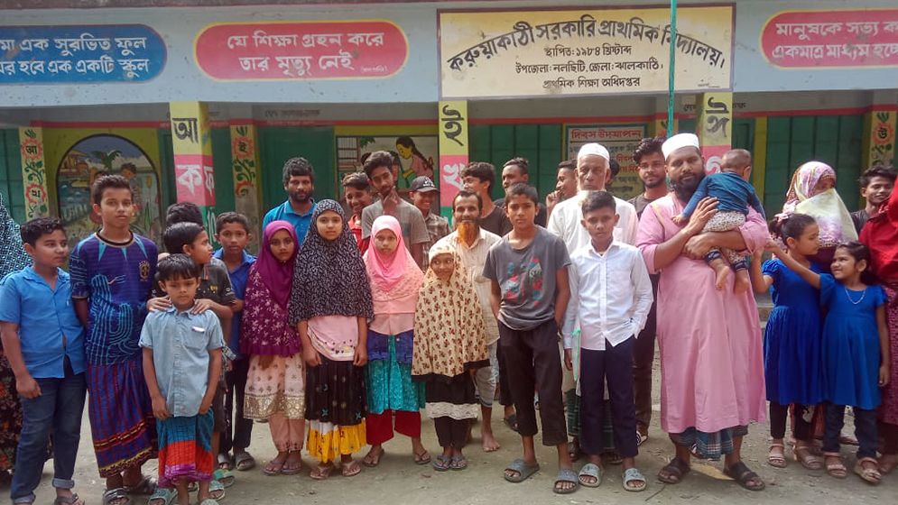 অনিয়ম-দুর্নীতির অভিযোগে প্রধান শিক্ষক অবরুদ্ধ