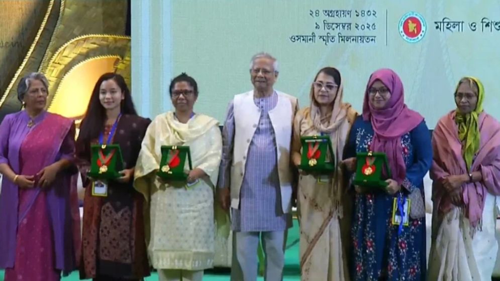 ৪ নারীর হাতে বেগম রোকেয়া পদক তুলে দিলেন প্রধান উপদেষ্টা