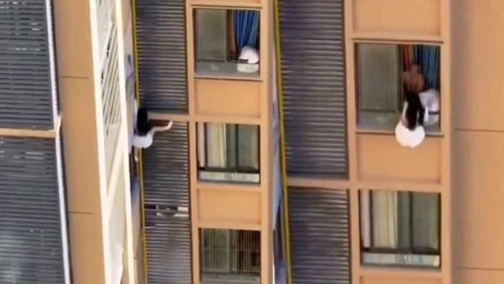 পরকীয়ার সময় ঘরে ঢুকে পড়েন স্ত্রী, প্রেমিককে বাঁচাতে যে কাণ্ড করলেন প্রেমিকা