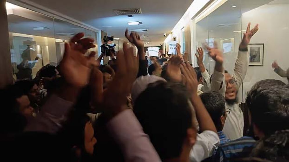 অর্থ উপদেষ্টা সচিবালয়ে ৪ ঘণ্টা অবরুদ্ধ