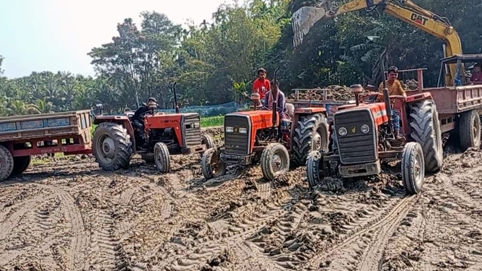 ফরিদগঞ্জে কৃষি জমির টপসয়েল কেটে নিচ্ছে মাটিখেকো চক্র