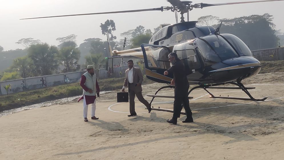 মায়ের স্বপ্ন পূরণে হেলিকপ্টারে গ্রামে ফিরলেন প্রবাসী