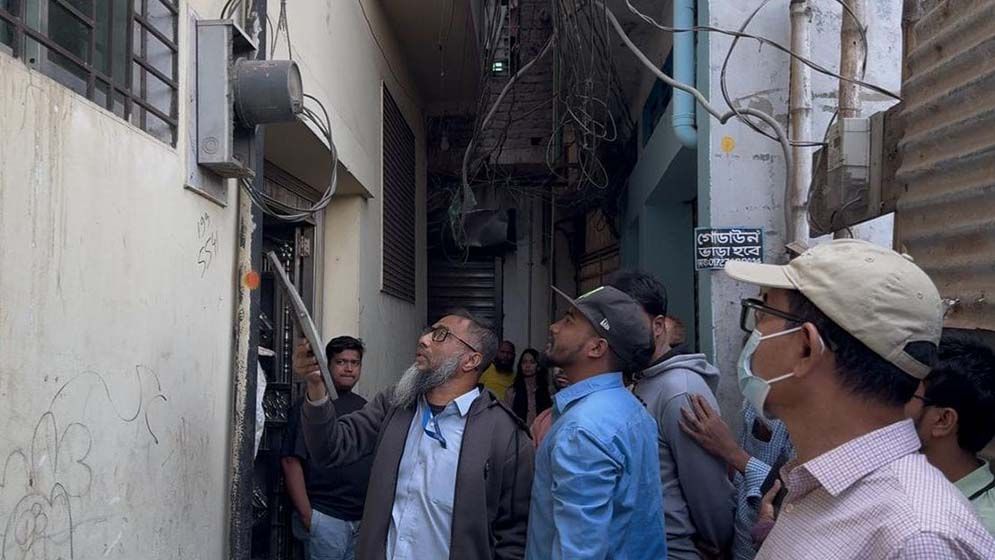 কেরানীগঞ্জে হেলে পড়া ভবনের বিদ্যুৎ–গ্যাস বিচ্ছিন্ন