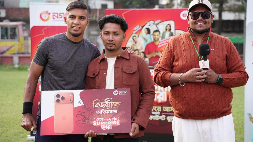 জামাল ভূঁইয়ার কাছ থেকে আইফোন উপহার নিলেন বরিশালের সানি