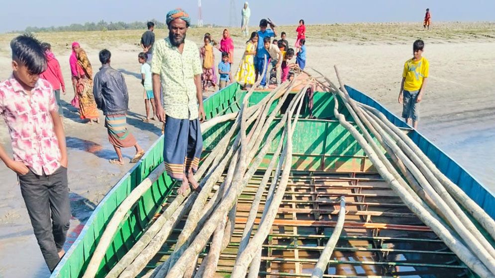 নৌকার ইঞ্জিনে লুঙ্গি প্যাঁচিয়ে যুবকের মৃত্যু