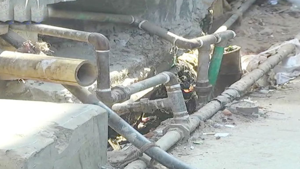 তিতাসের লাইনে মারাত্মক ঝুঁকি