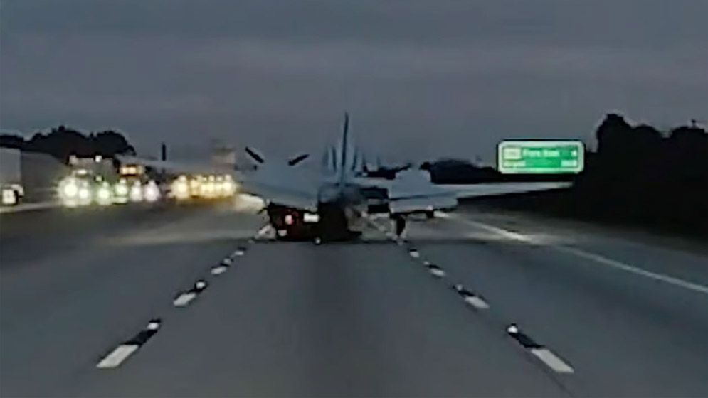 যুক্তরাষ্ট্রে চলন্ত গাড়ির ওপর আছড়ে পড়ল বিমান