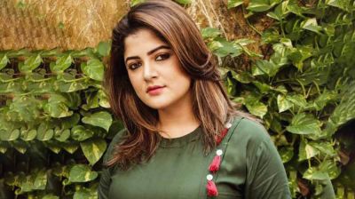 ইনস্টাগ্রামে আবেদনময়ী ছবি শেয়ার, কটাক্ষের মুখে শ্রাবন্তী