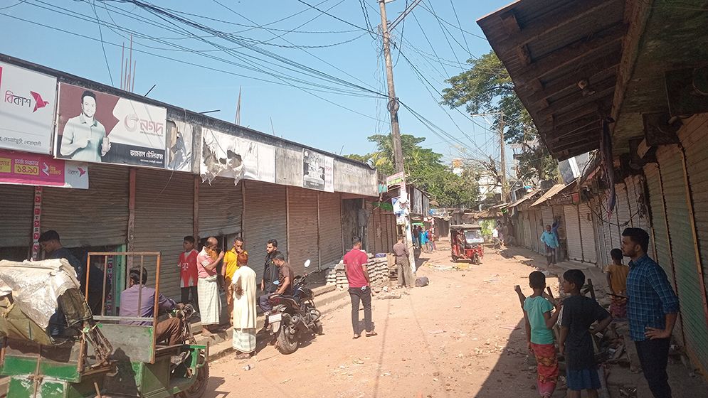 আধিপত্য নিয়ে সংঘর্ষ-গোলাগুলি, ৩ ব্যাংক ও শতাধিক দোকান ভাঙচুর