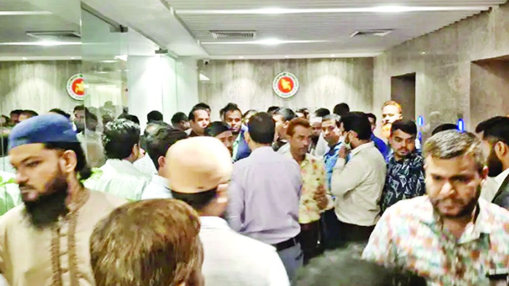 ছয় ঘণ্টা অবরুদ্ধের পর সচিবালয় ত্যাগ অর্থ উপদেষ্টার