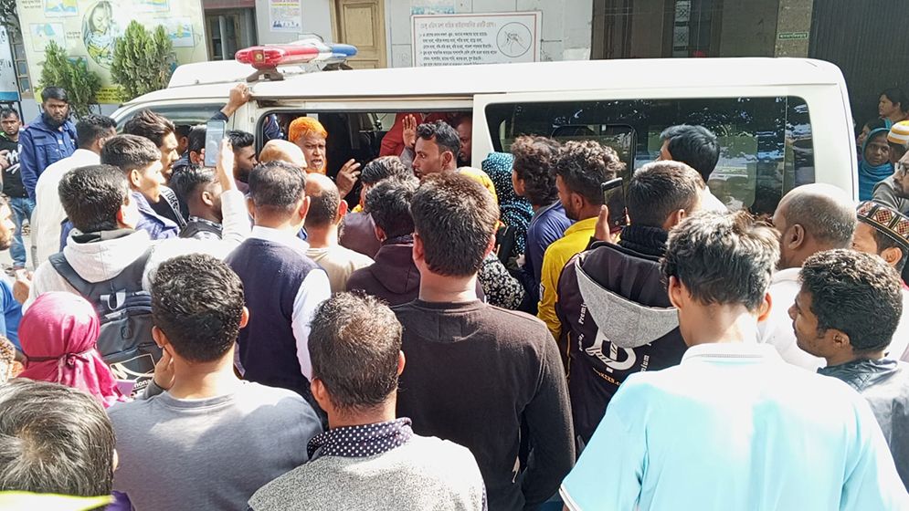 পুলিশের ফায়ারিং অনুশীলন, পথচারী যুবক গুলিবিদ্ধ