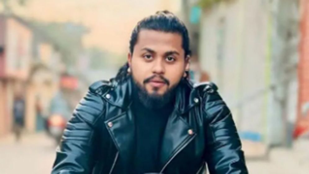 স্ত্রীর পরীক্ষা কেন্দ্রে ঢুকতে বাধা, অস্ত্র হাতে ছাত্রলীগ কর্মীর মহড়া