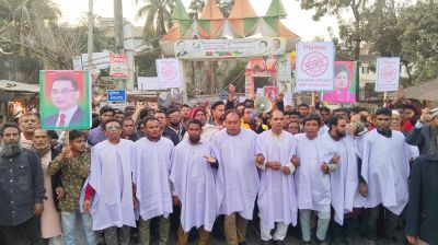 বাউফলে বিএনপির প্রার্থী পরিবর্তনের দাবিতে কাফনের কাপড় পরে মিছিল