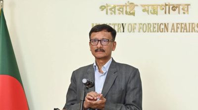 হাসিনাকে তৃতীয় দেশে পাঠানোর বিষয়ে কোনো তথ্য নেই: পররাষ্ট্র উপদেষ্টা