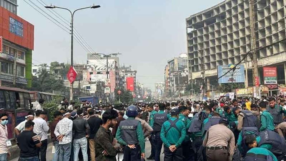 মোবাইল ব্যবসায়ীদের বিভিন্ন সড়ক অবরোধ