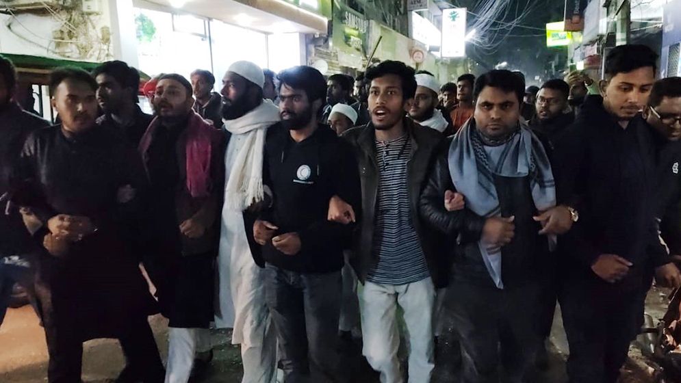 হাদির ওপর হামলা, মানিকগঞ্জে ছাত্র-জনতার তাৎক্ষণিক বিক্ষোভ