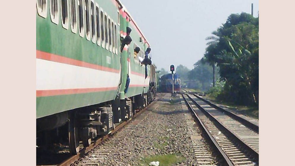 অল্পের জন্য বড় দুর্ঘটনা থেকে রক্ষা পেল দুই ট্রেন