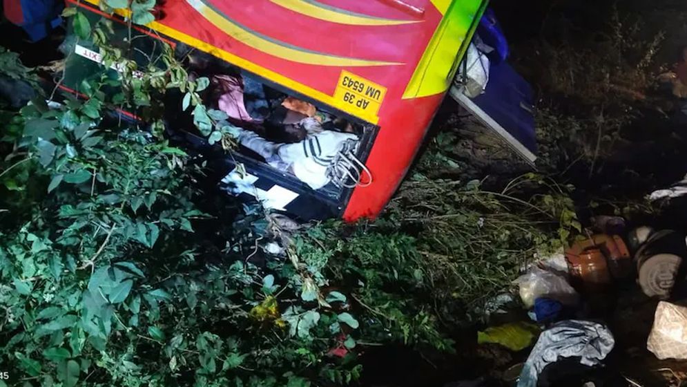 অন্ধ্রপ্রদেশে নিয়ন্ত্রণ হারিয়ে খাদে বাস, নিহত ৯